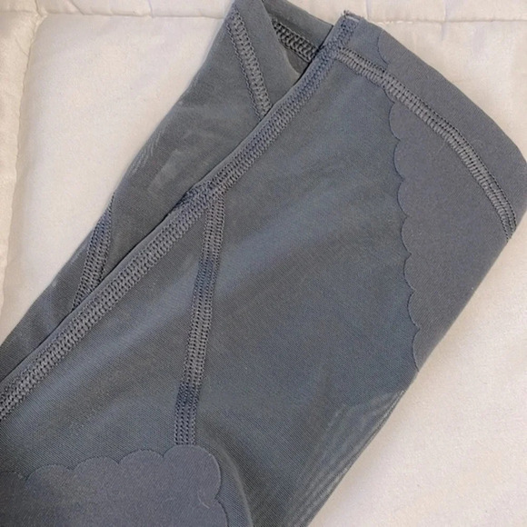 💰Knockout Victoria’s Secret dark gray mesh decorative ankle leggings size xs - Picture 2 of 9